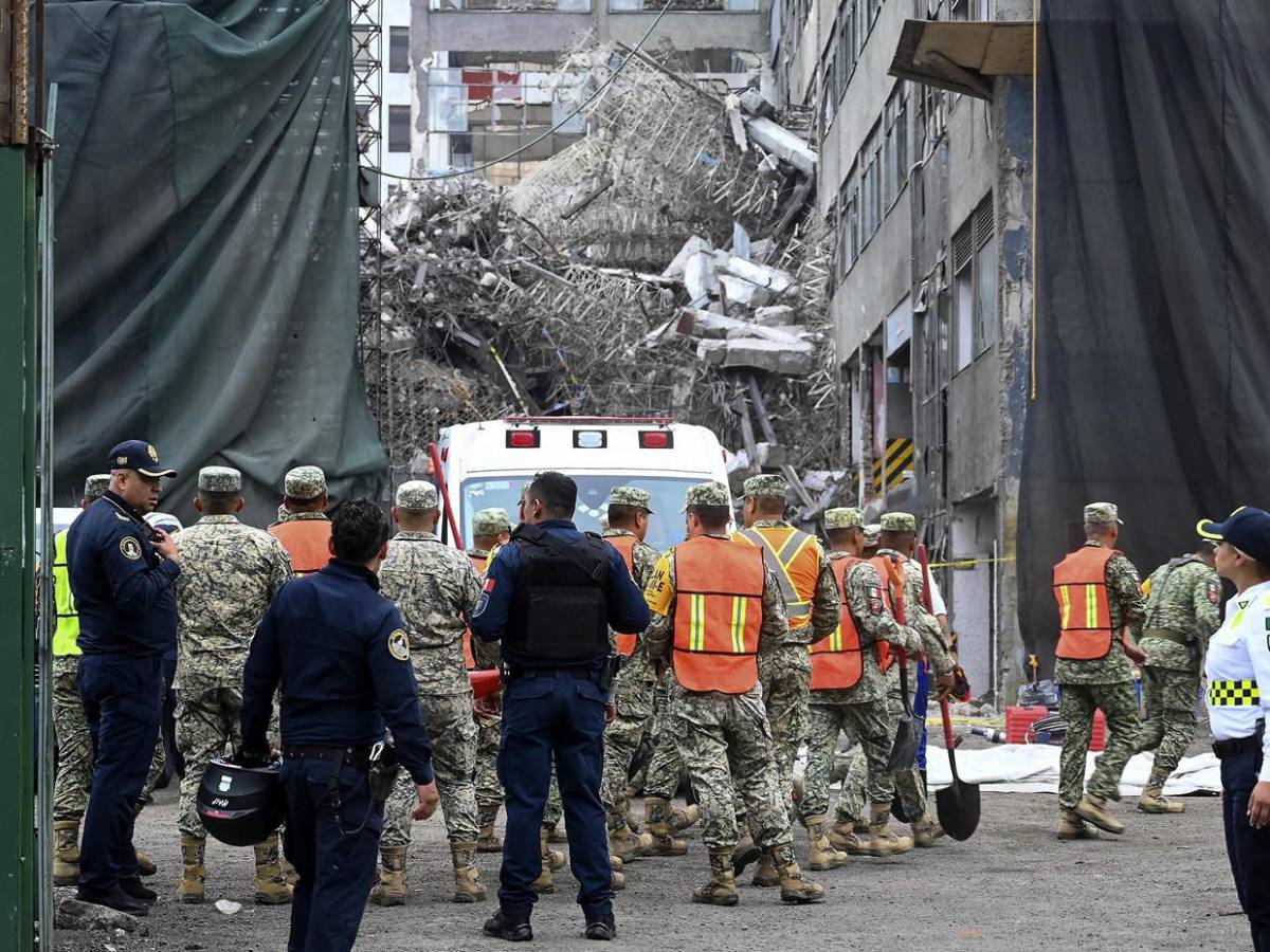 Destrozos tras colapso de edificio en centro de México; hay tres personas atrapadas