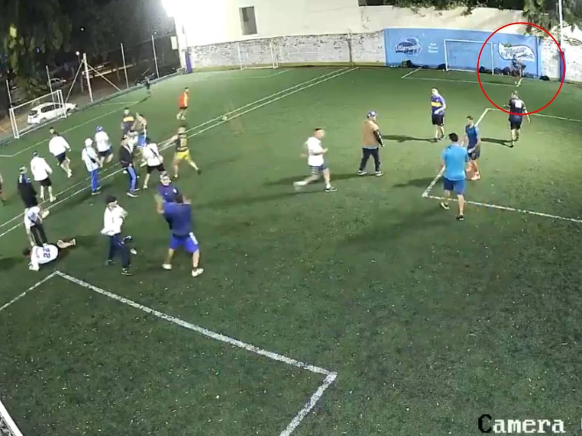Grupo de barristas ataca a policías en cancha de fútbol rápido: Hubo disparos