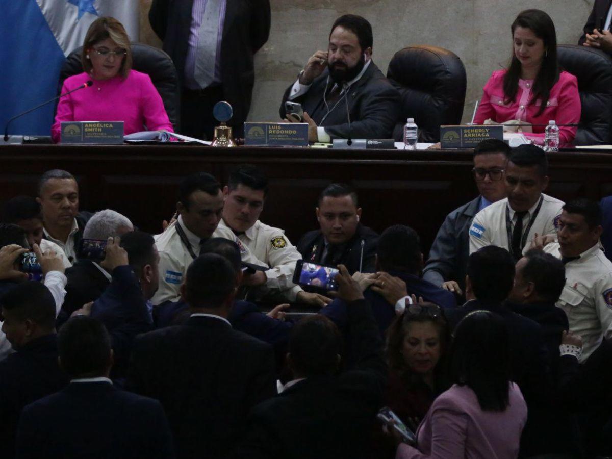 Lanzan botella con agua a Luis Redondo durante sesión en el Congreso Nacional Lanzan botella con agua a Luis Redondo durante sesión en el Congreso Nacional