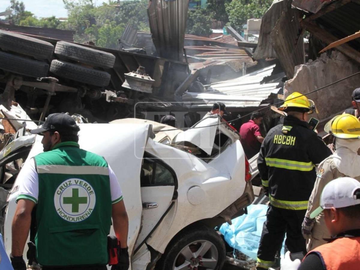 Entre los escombros buscan más víctimas del fatal accidente en Villa Nueva