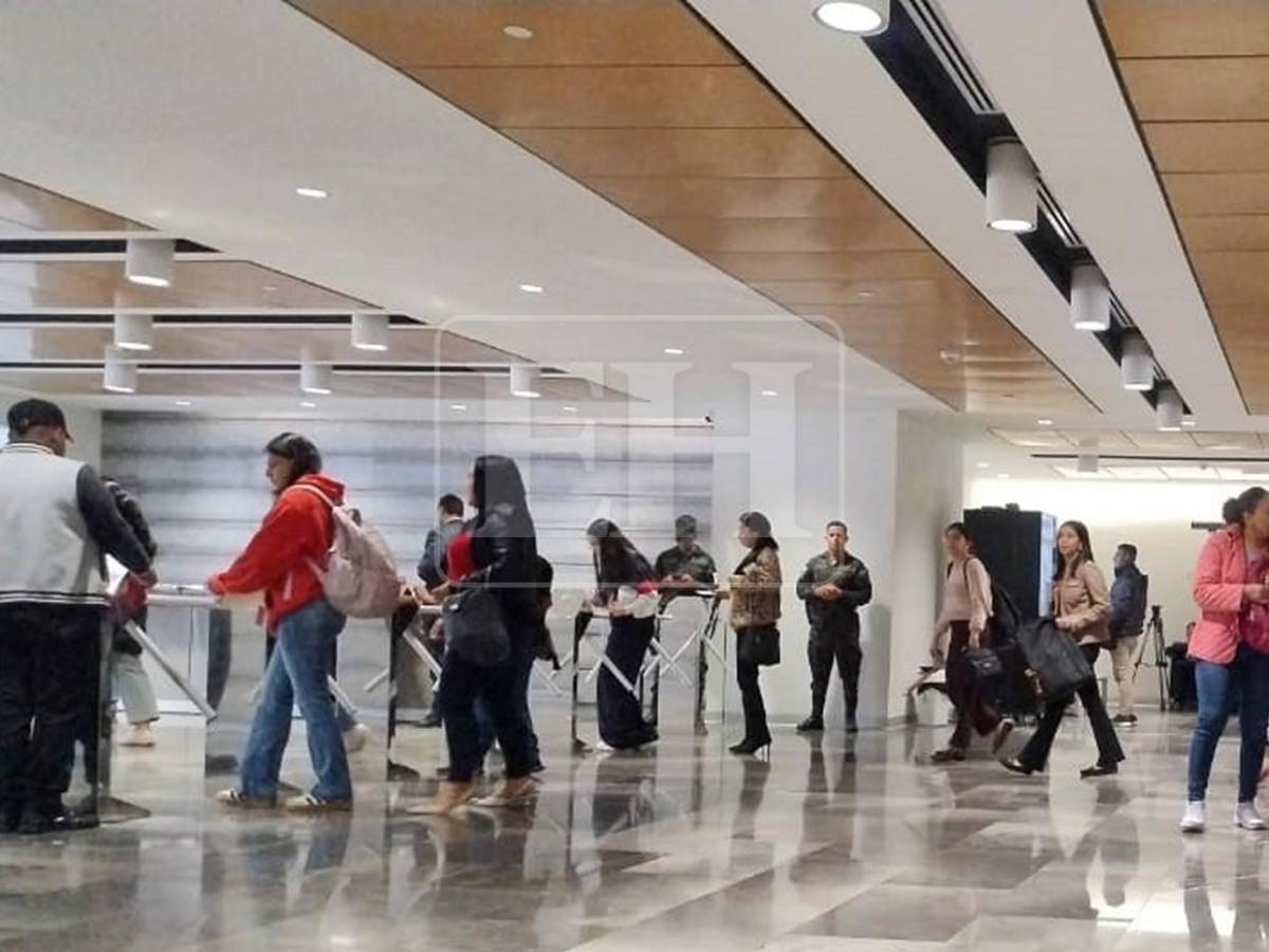 Largas filas tras asueto de medio día a empleados público por celebración en Suyapa