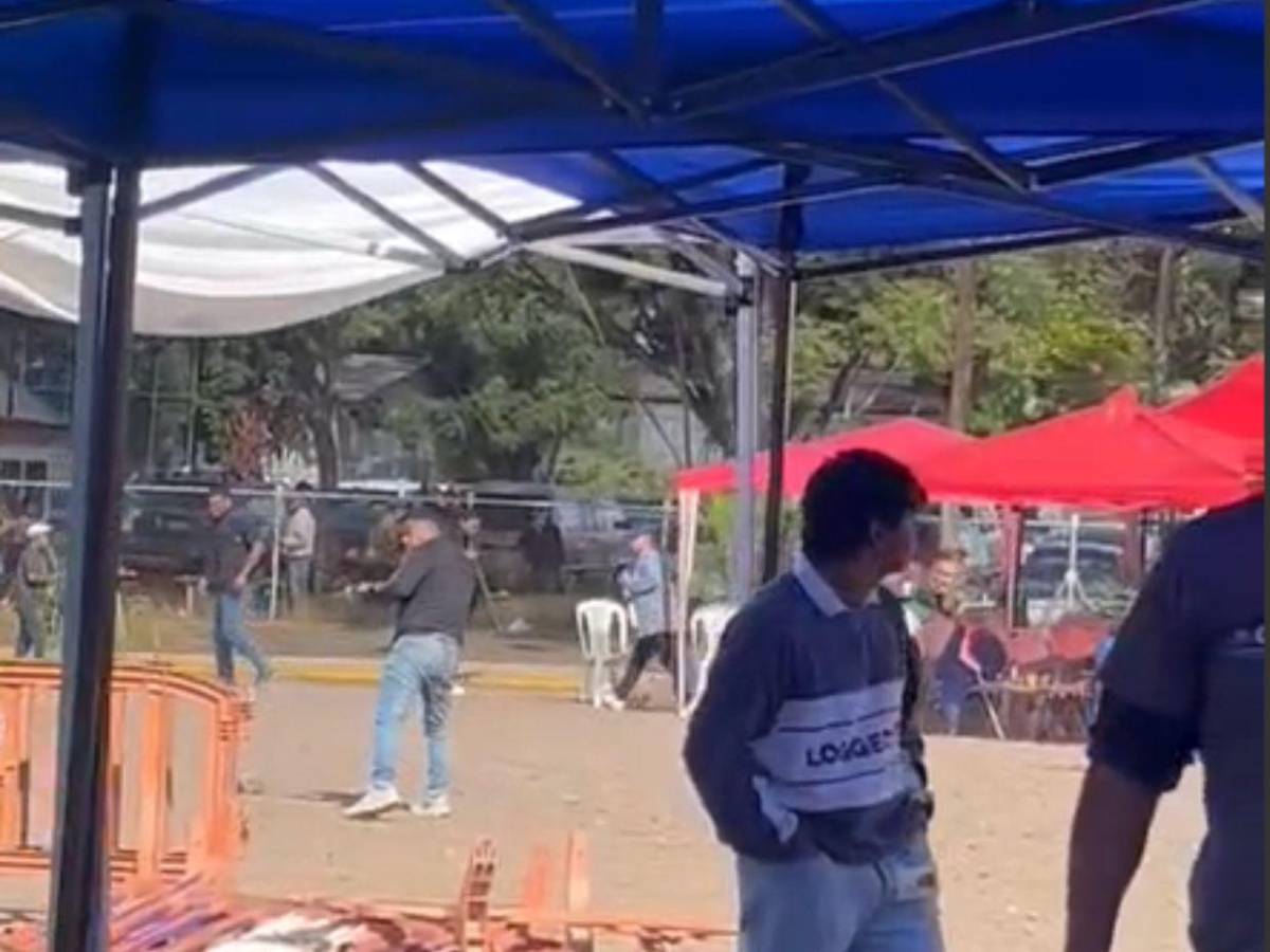 Lluvia de piedras en el CLE: frente a la PM y organismos, militantes de Libre atacan carpa del PN