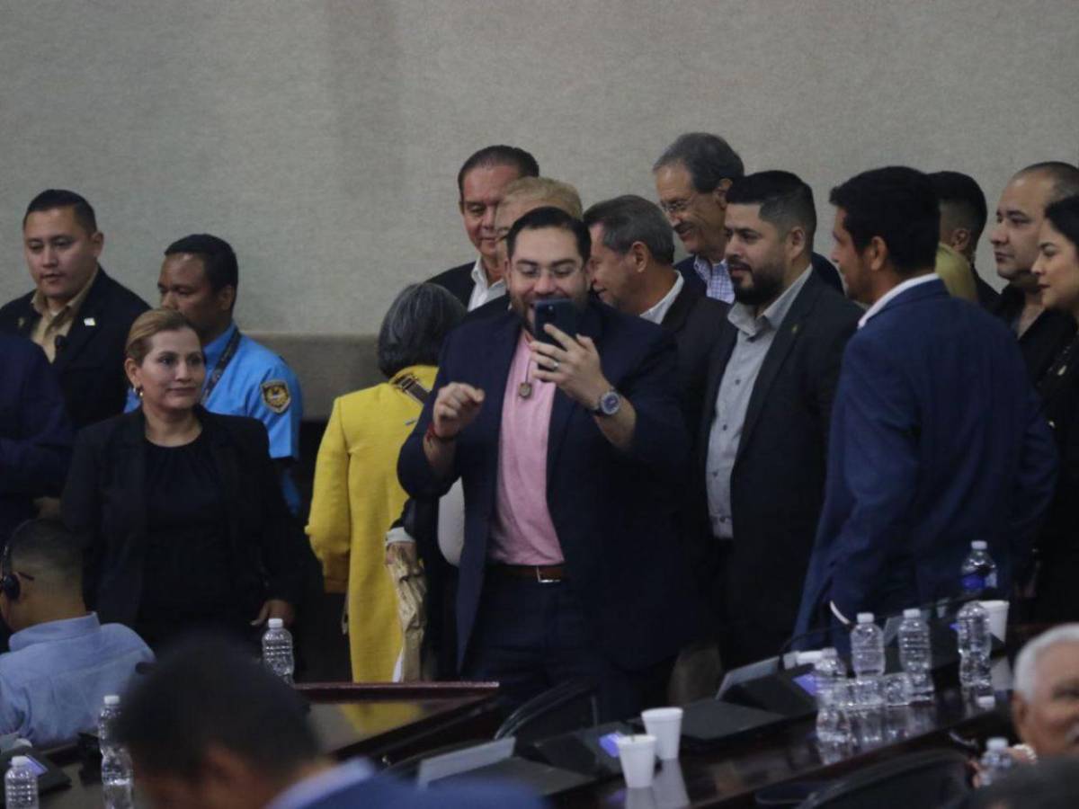 Diputados liberales abandonan el Congreso tras ataques contra Salvador Nasralla