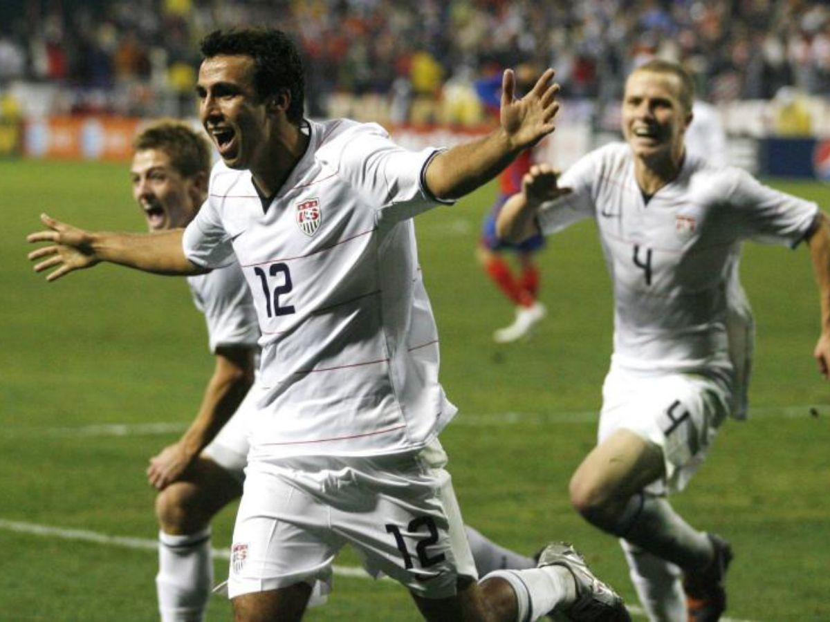 Bornstein celebra el gol del empate de Estados Unidos ante Costa Rica en las eliminatorias rumbo a Sudáfrica 2010 que también ayudó a Honduras a clasificar al Mundial