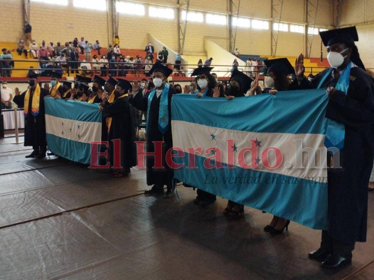 Los graduandos pertenecen a los programas de pregrado y postgrado de esta casa de estudios.