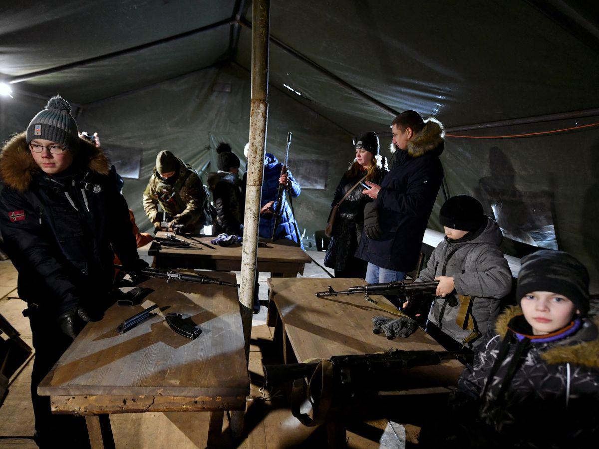 Según la ONU, los combatesobligaron a casi ocho millones de personas a abandonar Ucrania y provocaron más de cinco millones de desplazados internos.