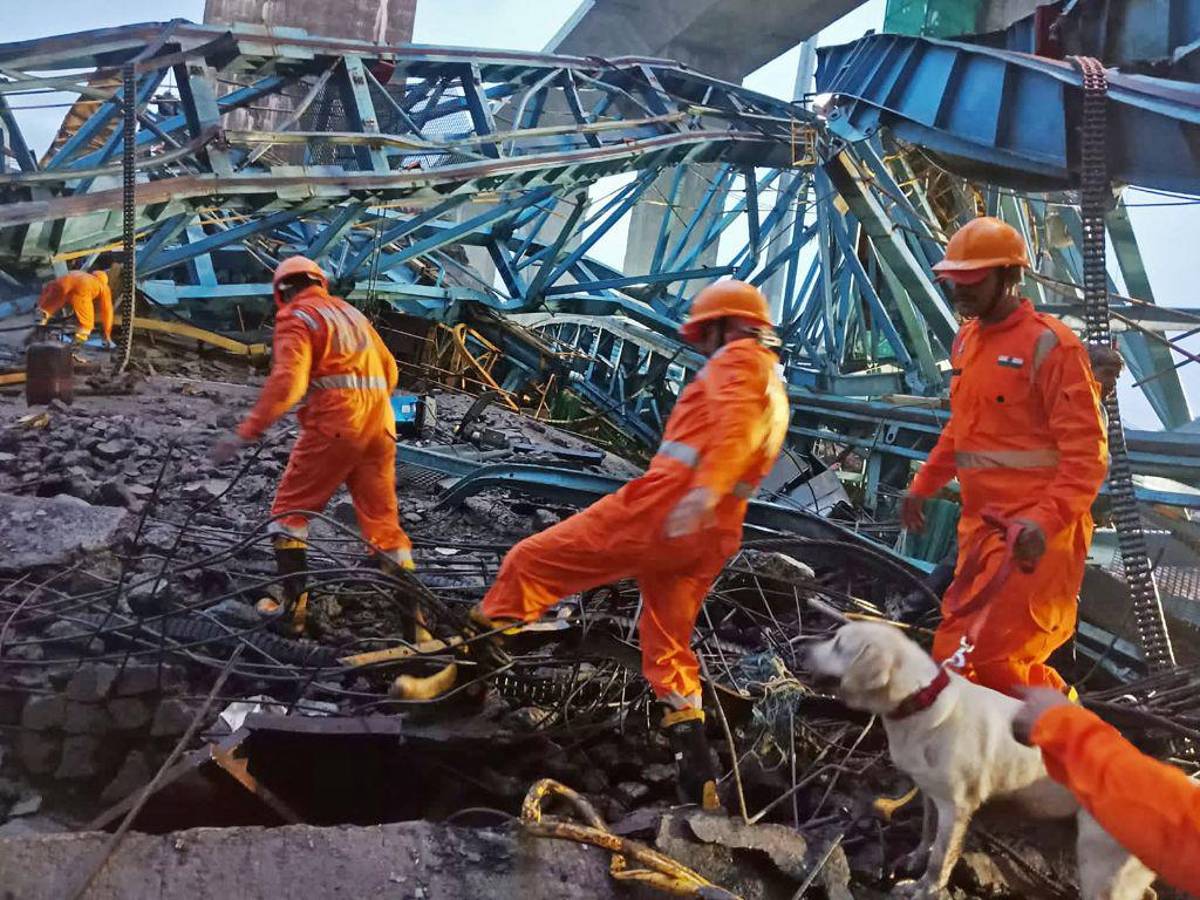 Los socorristas inspeccionaron la zona donde ocurrió la tragedia