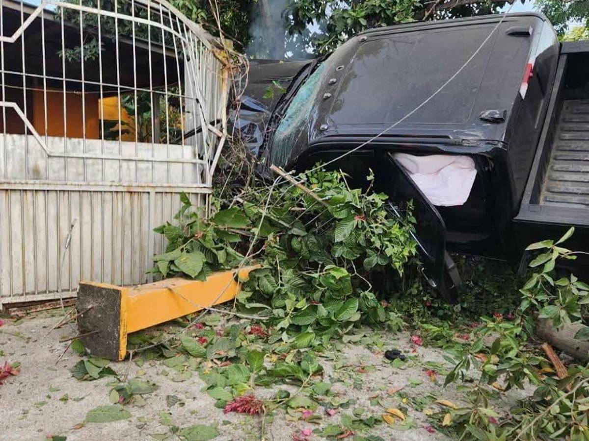 Conductor intenta huir de la Policía y termina incrustado en una casa en SPS