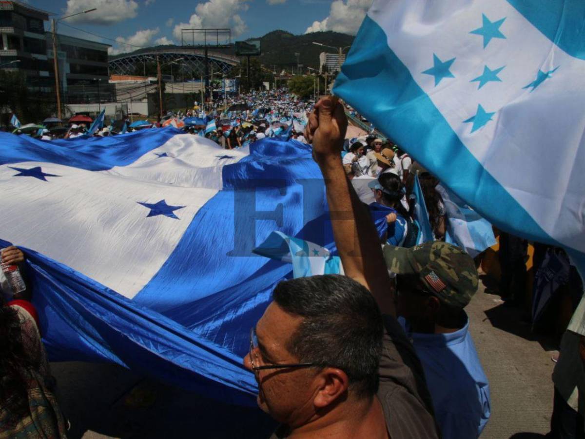Multitud llena de fe: Las mejores imágenes de la caminata de las iglesias