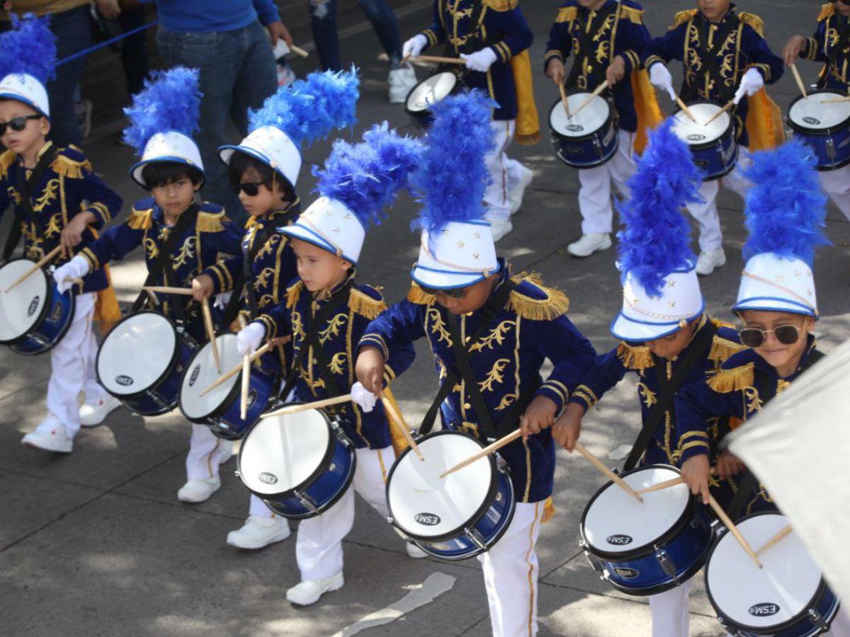 Así fue el desfile de prebásica en el bulevar Kennedy: color, música y alegría infantil
