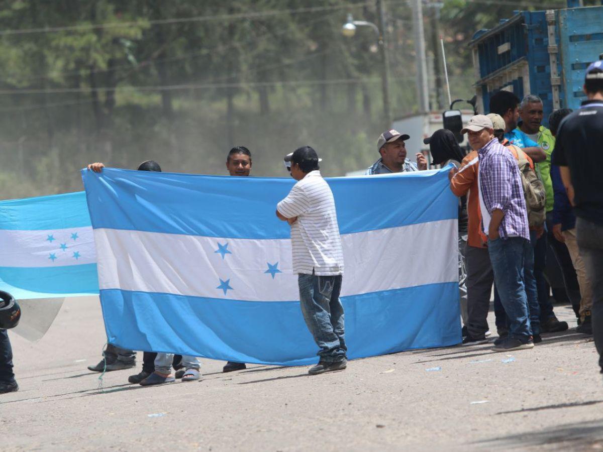 Pobladores bloquean carretera a oriente por lento avance en pavimentación