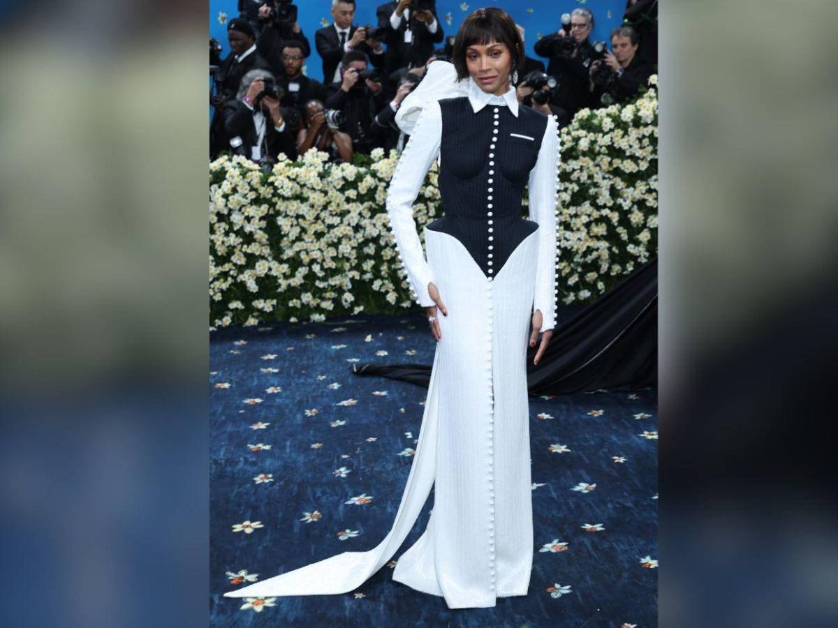 Zoe Saldaña impone estilo en la Met Gala 2025 con diseño bordado y nuevo look