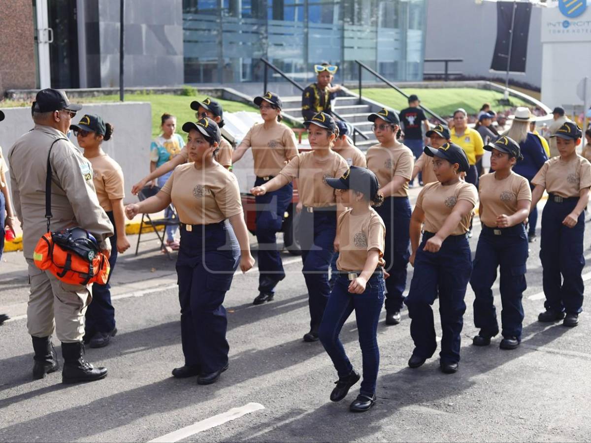 Disciplina y patriotismo: militares, policías y bomberos destacan en los desfiles patrios