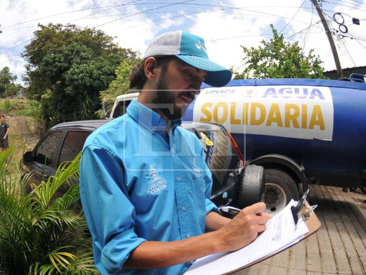 Capitalinos enfrenta escasez de agua pese a reparto con cisternas públicas
