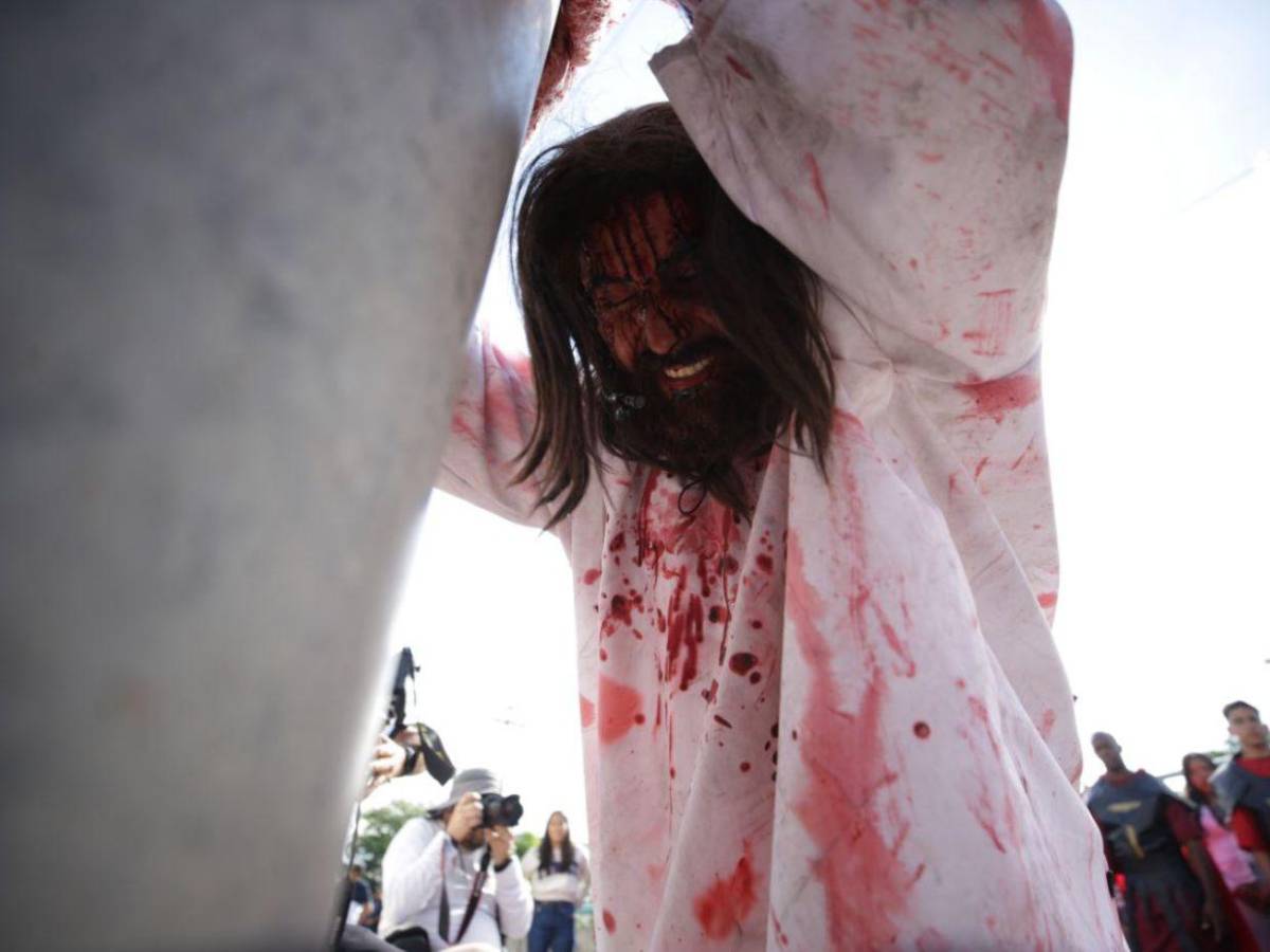 Mario y Erick, los hermanos que interpretaron a Jesús y a Satanás en Vía Crucis de la capital Mario y Erick, los hermanos que interpretaron a Jesús y a Satanás en Vía Crucis de la capital