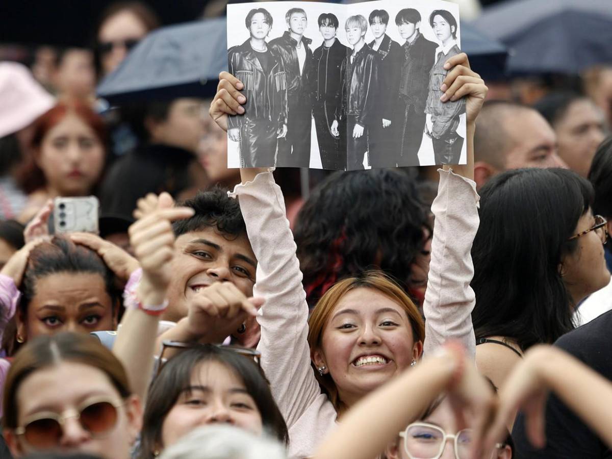 BTS sorprende a miles de seguidores en el Zócalo de México