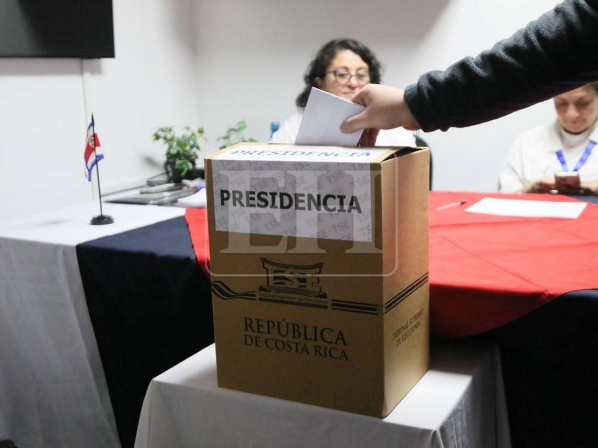 Costarricenses en Tegucigalpa votan para elegir presidente y diputados de su país
