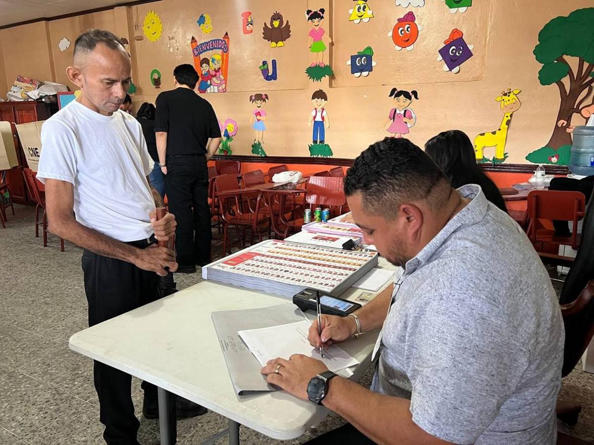 Hondureños votan con sistema biométrico, protagonista en las primarias 2025
