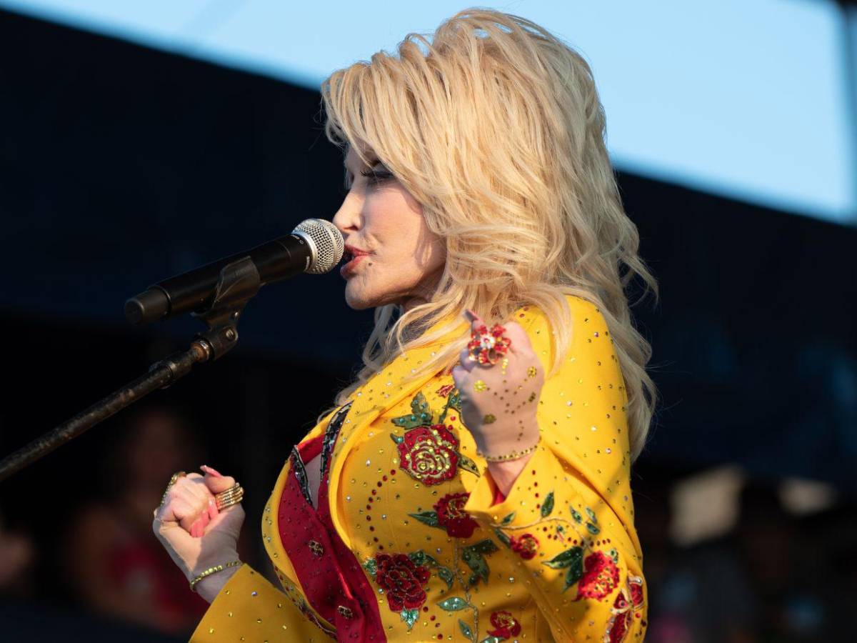 Dolly Parton pospone sus conciertos a 2026 por motivos de salud