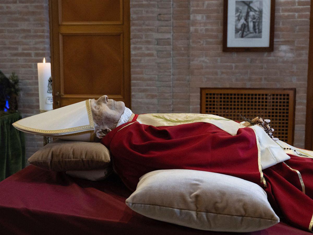 El cuerpo de Benedicto en su eterno descanso.