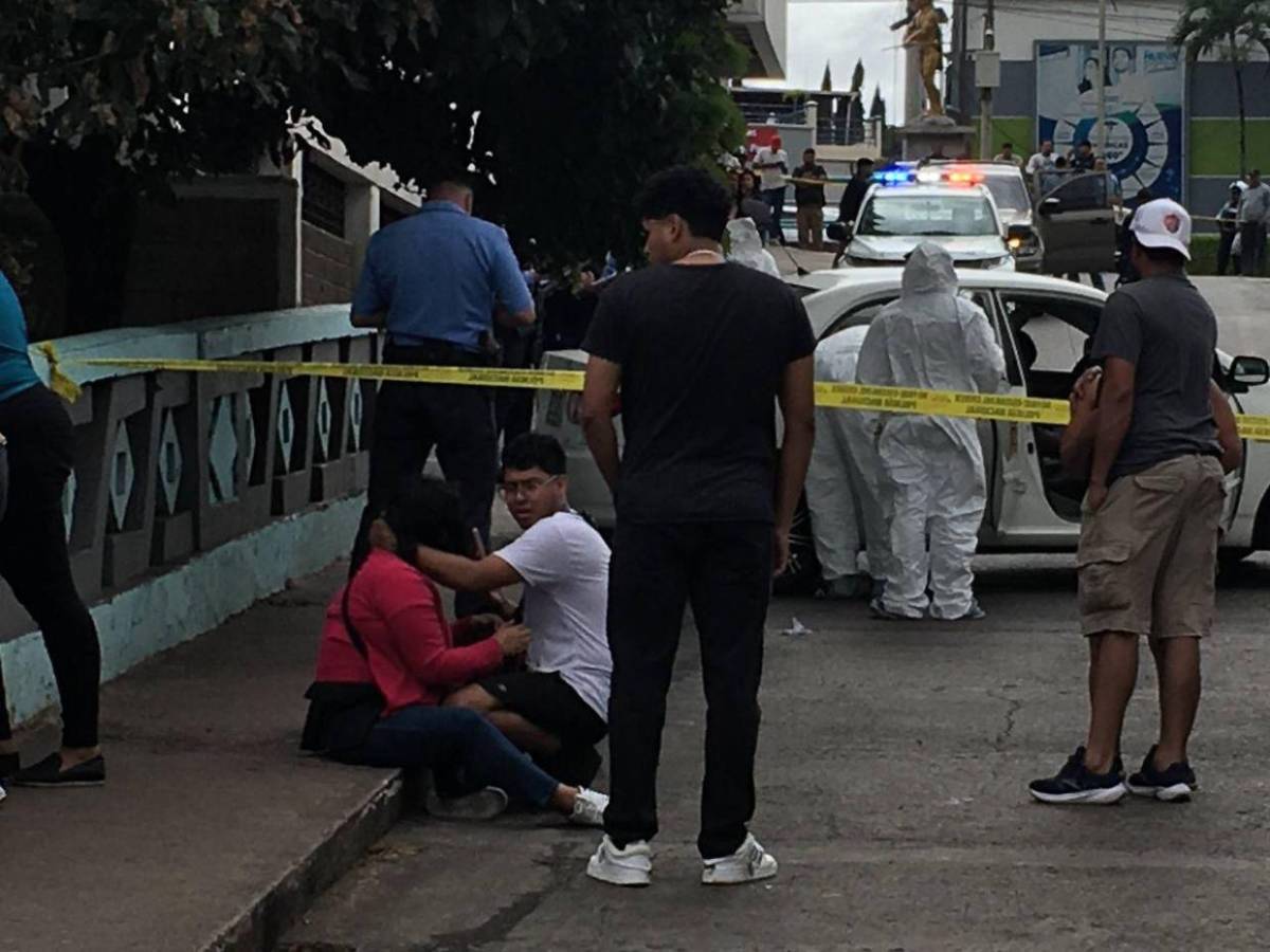 Entre llanto y dolor, familiares identifican a taxista asesinado en La Reforma