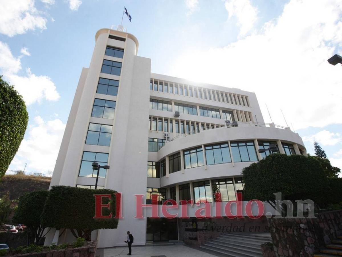 Canciller Enrique Reina instruye el inicio de una barrida en el servicio exterior