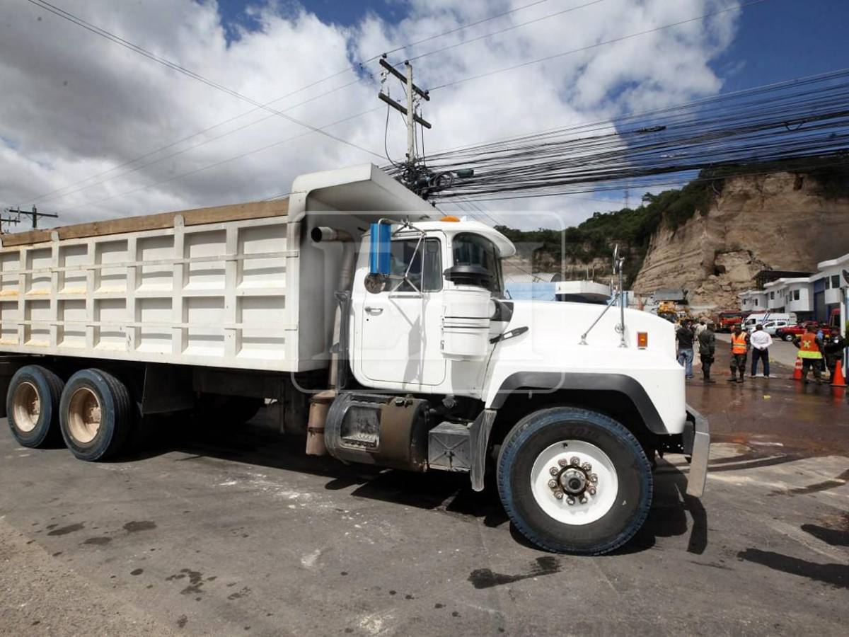 Grúas, tractores y helicóptero: el amplio despliegue de equipo pesado empleado tras derrumbe en la capital