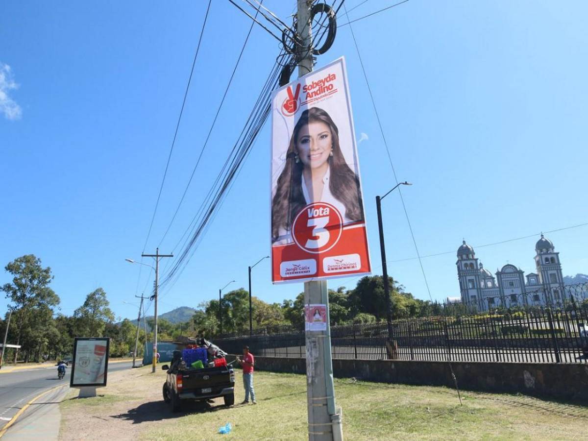 Postes del tendido eléctrico y puentes se convierten en vallas propagandistas