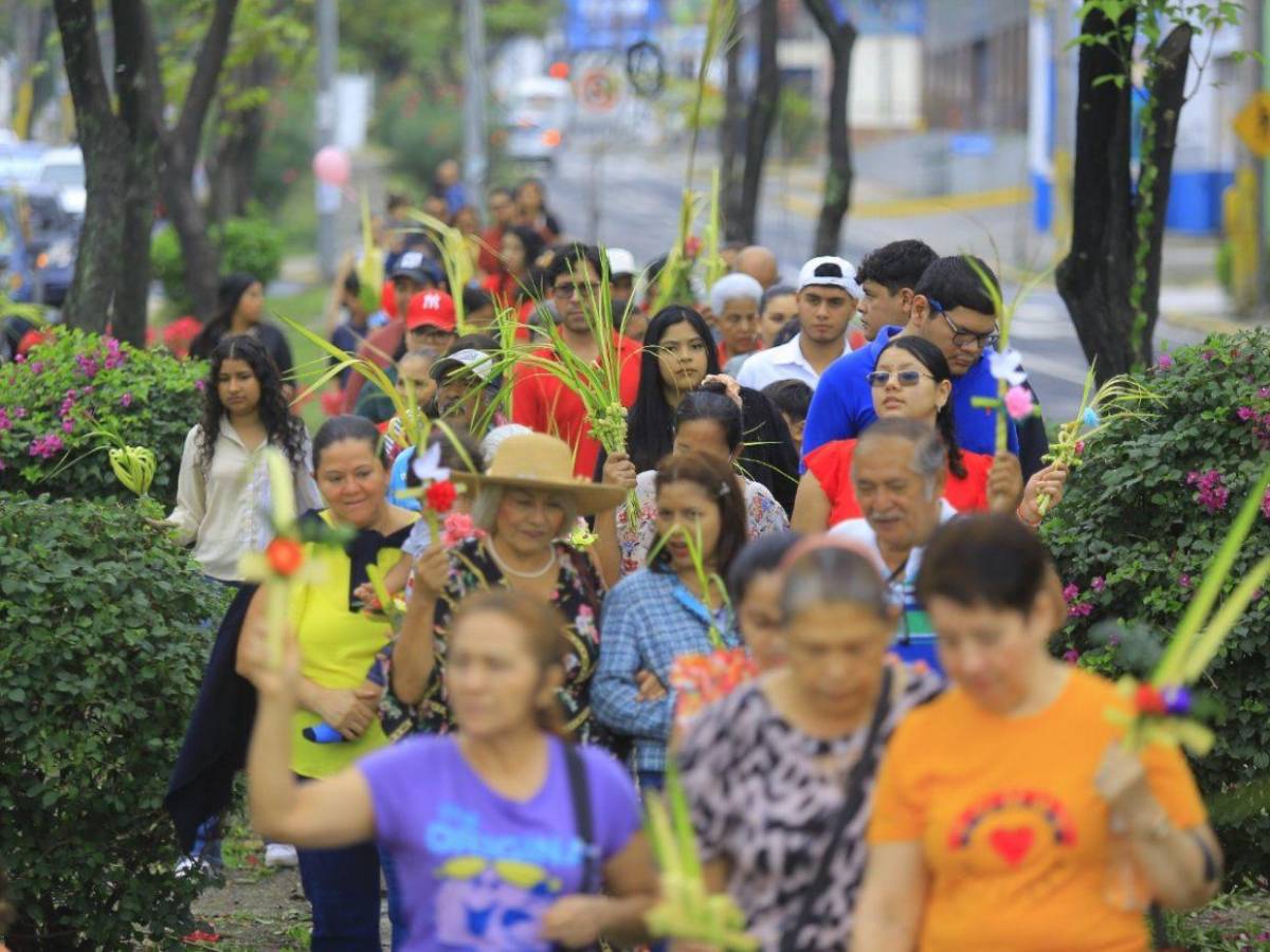 Domingo de Ramos llena de fe y tradición las calles del norte de Honduras