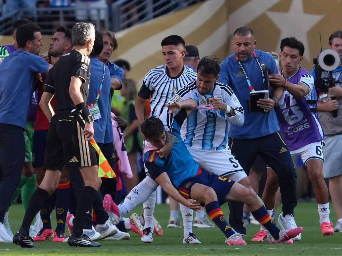 Polémica mundial: anuncian la decisión de la FIFA con Leandro Paredes tras pelea en final vs España