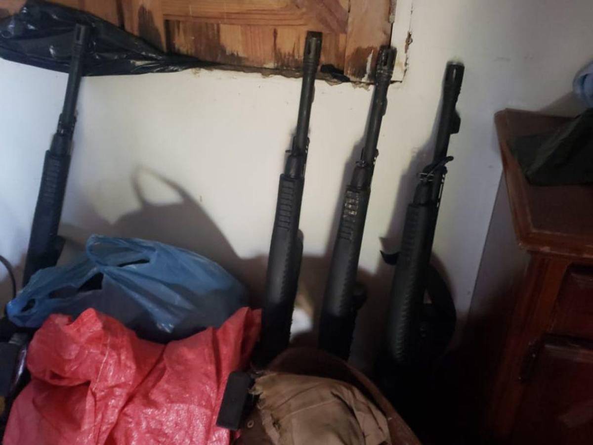 Un total de cinco escopetas con sus respectivos cargadores tenía ‘El Ruso’.