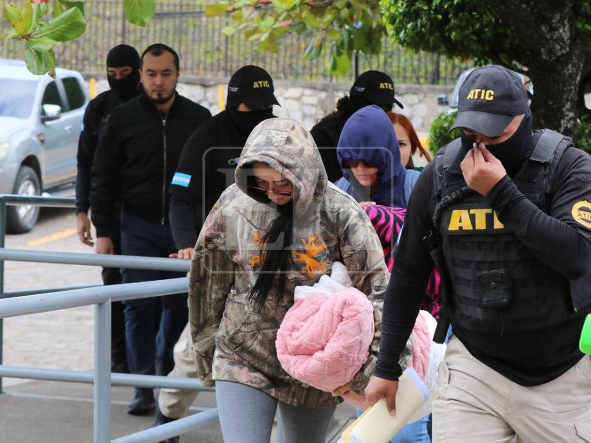 Con cobijas y bien abrigados: llegan detenidos a su audiencia por caso Sedesol