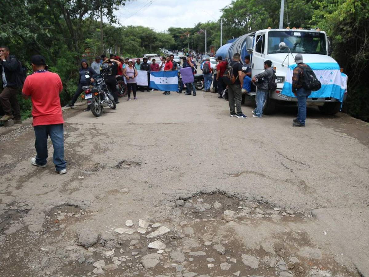 Sin paso a Mateo y Lepaterique, pobladores protestan por mal estado de la carretera