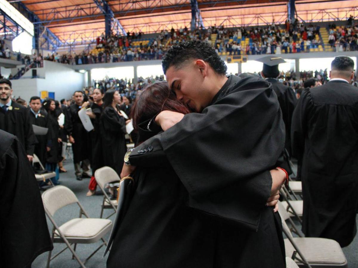 Tras años de esfuerzo, más de mil estudiantes reciben su título en la UNAH