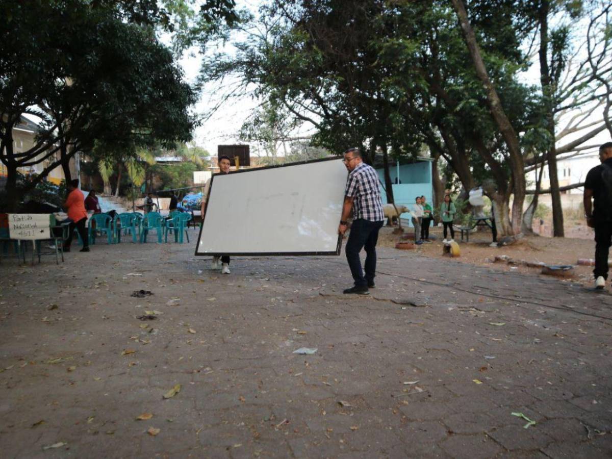 Entre pupitres rotos y a la intemperie: Partido Nacional denuncian que Libre acaparó aulas