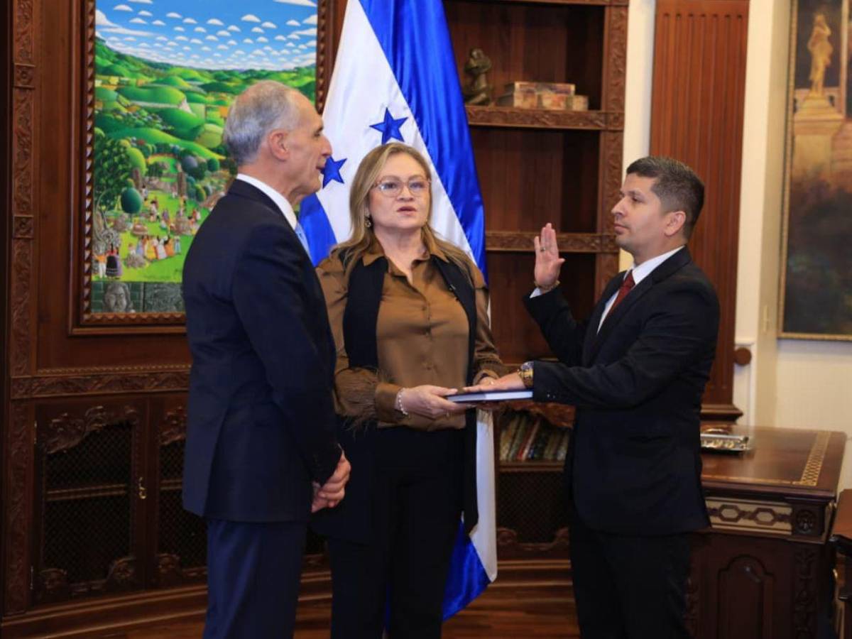 ¿Quiénes son los nuevos funcionarios que juramentó Nasry Asfura?