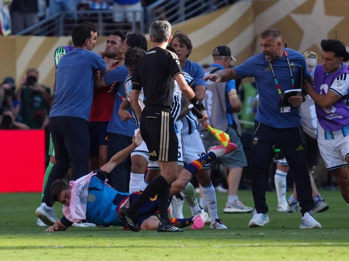 Polémica mundial: anuncian la decisión de la FIFA con Leandro Paredes tras pelea en final vs España