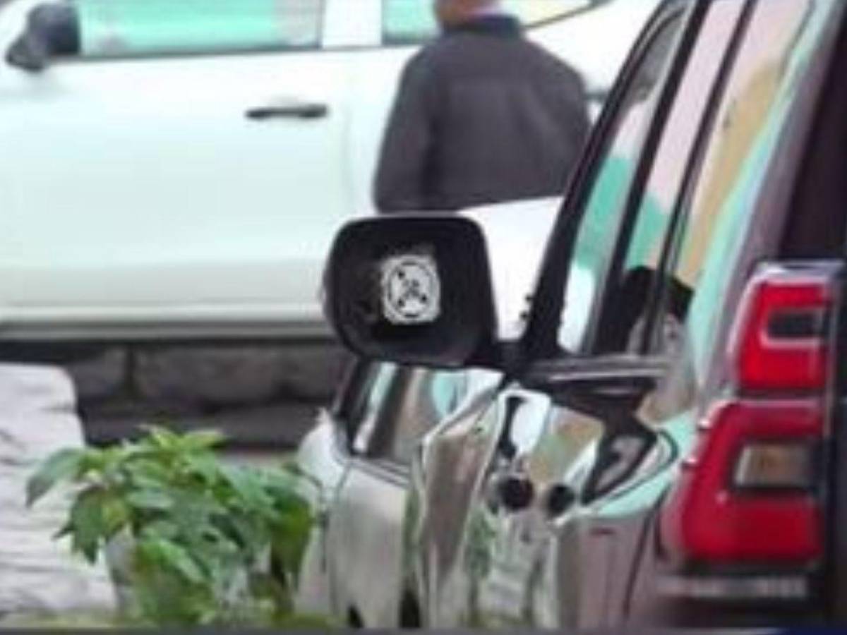 Mientras está hospitalizado, roban retrovisores a carro del expresidente Manuel Zelaya