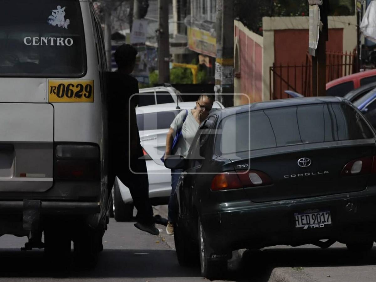 Ni herido ni atrapado: hombre se negaba a salir de cuneta donde vive hace 20 días