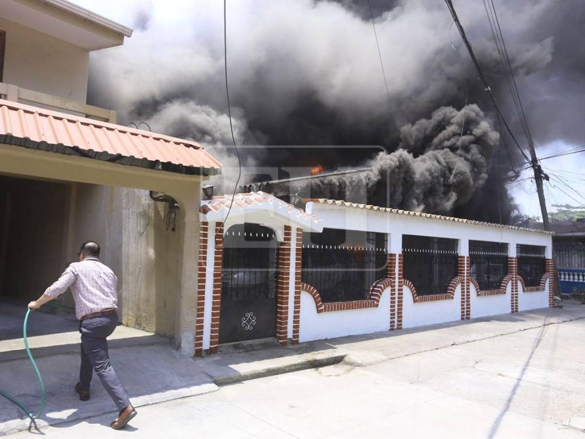Sin pensarlo dos veces, menor se sumó a bomberos para intentar salvar la casa de su abuelo