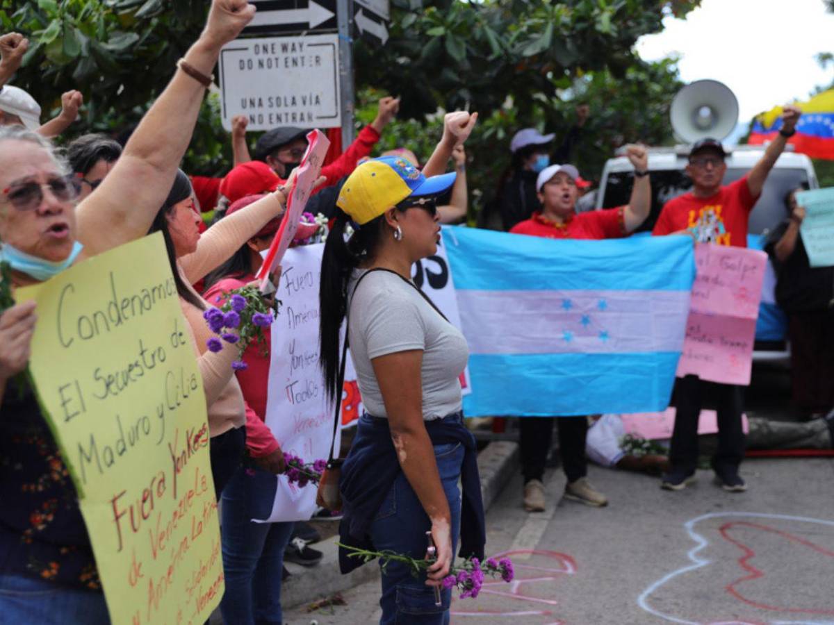 Protestan frente a la Embajada de EE UU en Honduras contra captura de Maduro y su esposa