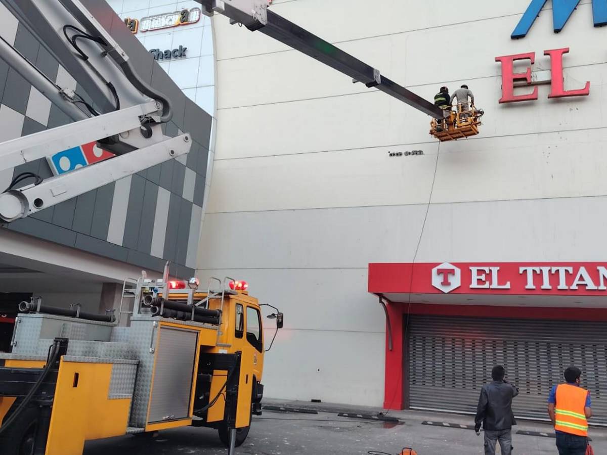 Controlado a tiempo: bomberos evitan que incendio en mall  de Comayagüela se expanda