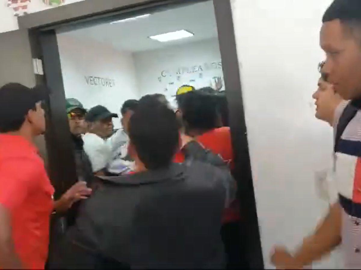 Despedidos se enfrentan con miembros de Libre en las oficinas de Copeco