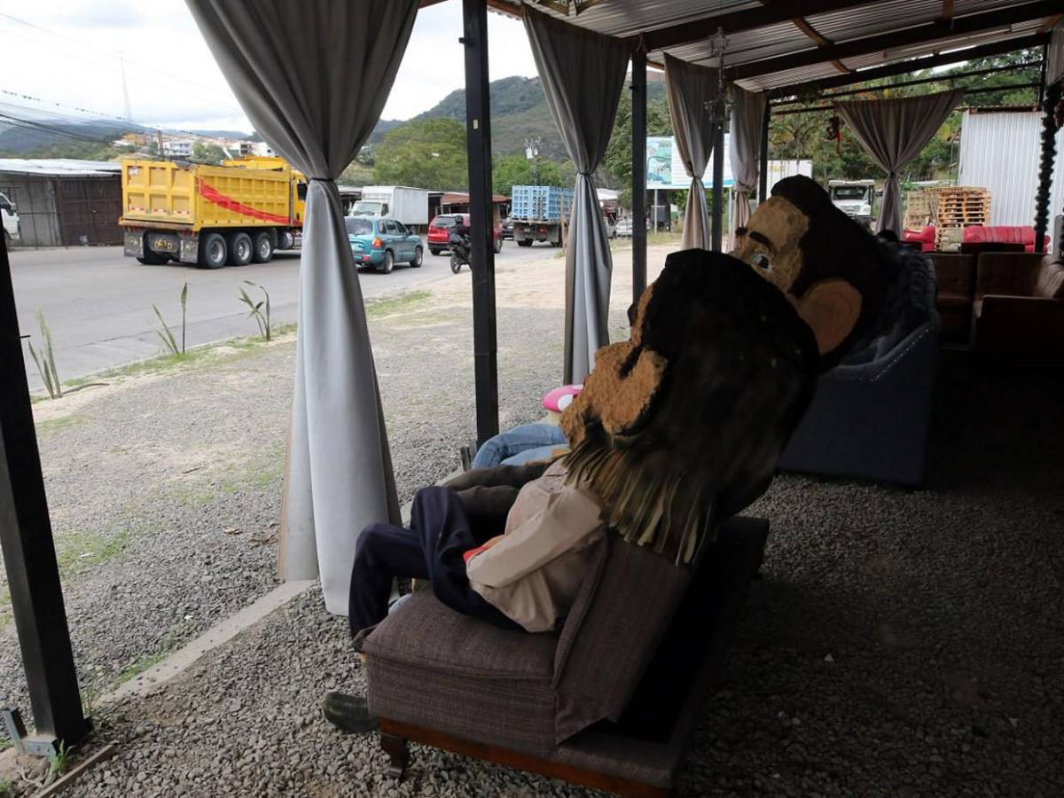 Creativos Años Viejos se preparan para despedir el 2025 en la capital