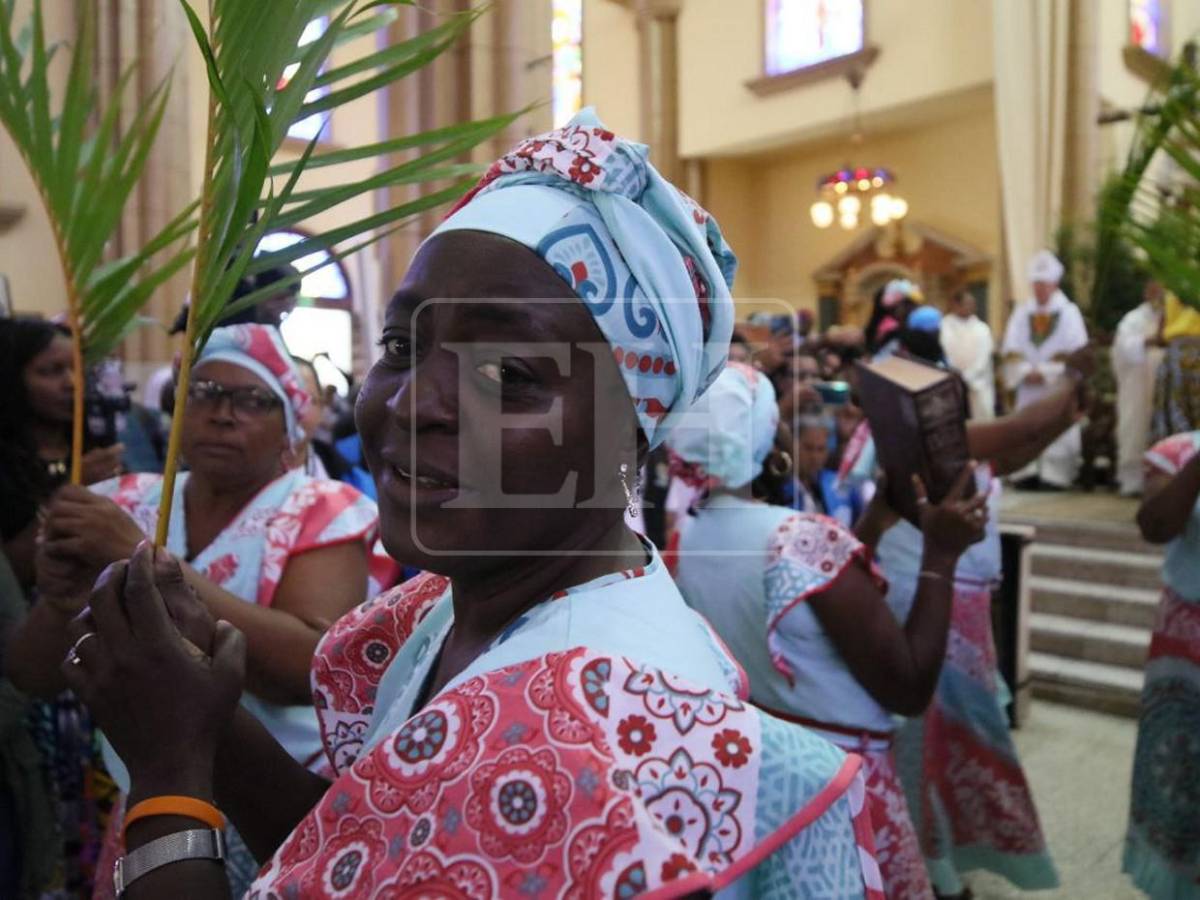 Con kazzabe y música ancestral, garífunas rinden devoción a la Morenita