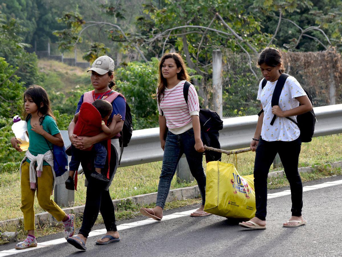 Los indocumentados pidieron a los funcionarios de Estados Unidos y al presidente de México, Andrés Manuel López Obrador, que permitan su avance.