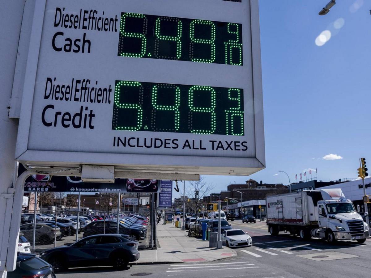 Estados Unidos enfrenta alza histórica en precios del diésel