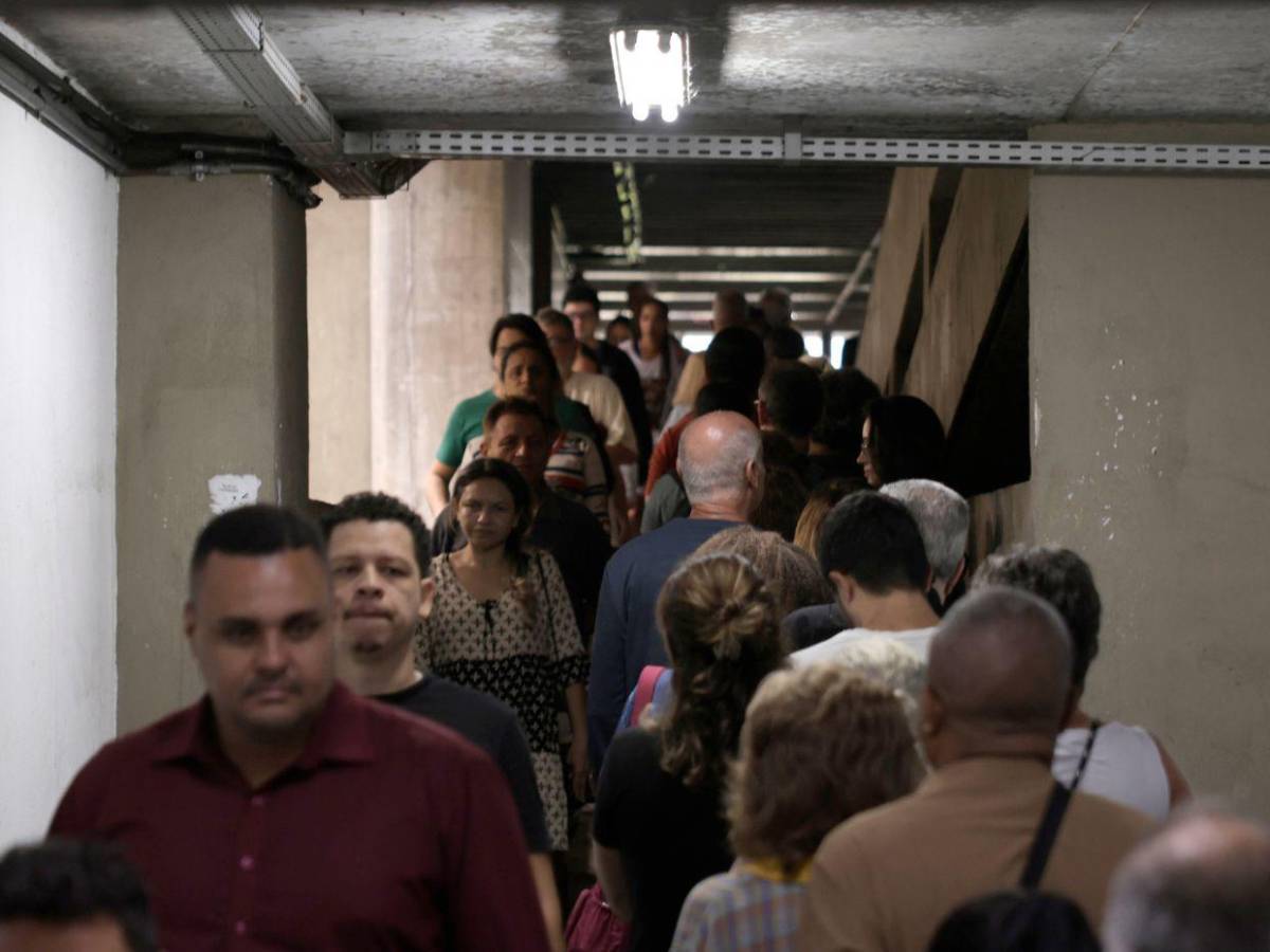 Votantes brasileños definen su futuro político en una segunda vuelta entre Lula y Bolsonaro