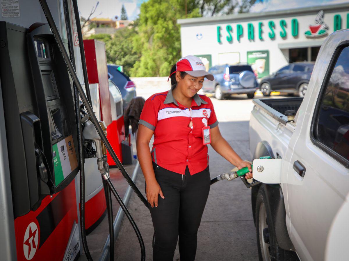 Riccy animó y capacitó a su esposo para que también trabajara en una gasolinera.