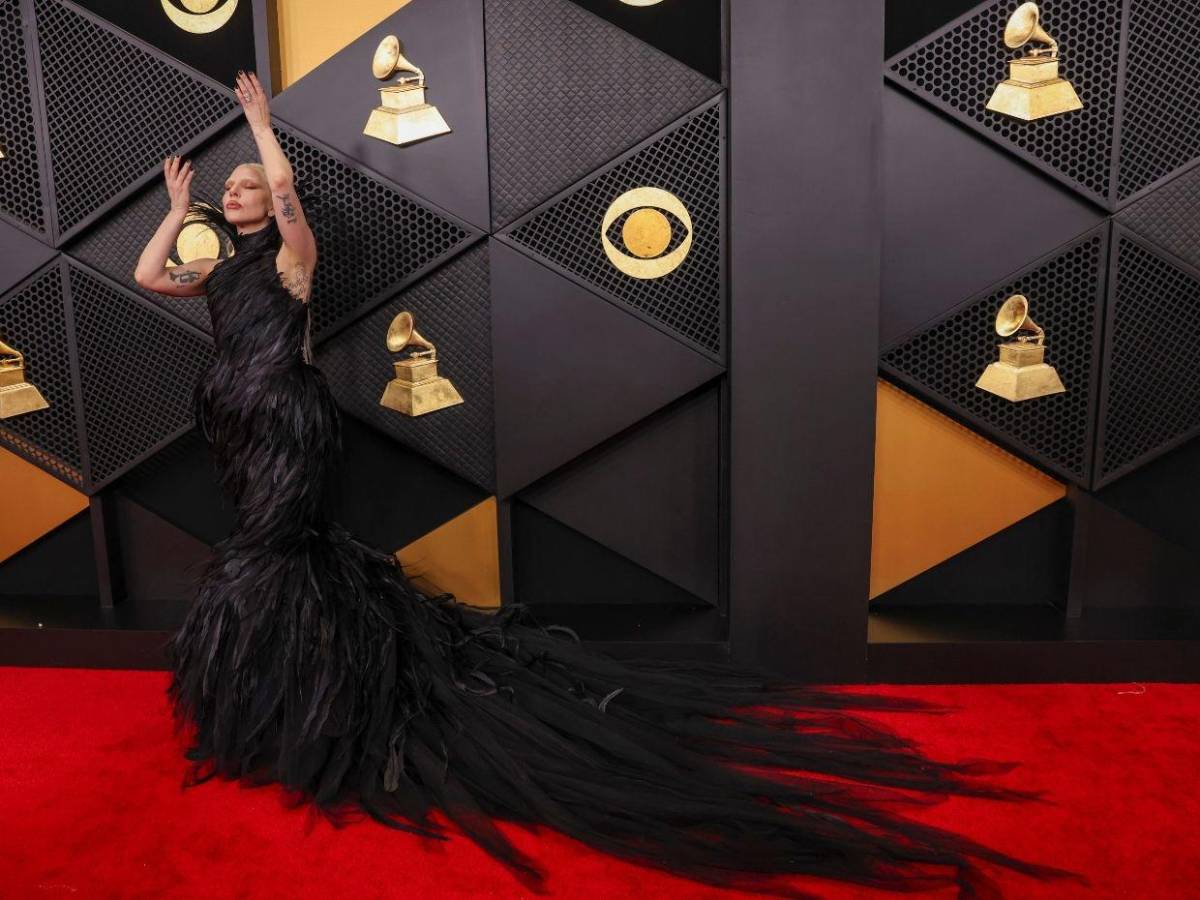 Plumas, transparencias y brillos: los protagonistas de la alfombra roja de los Grammys 2026
